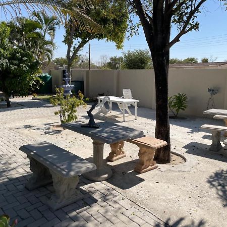Отель Ry Courtyard Oshakati Экстерьер фото