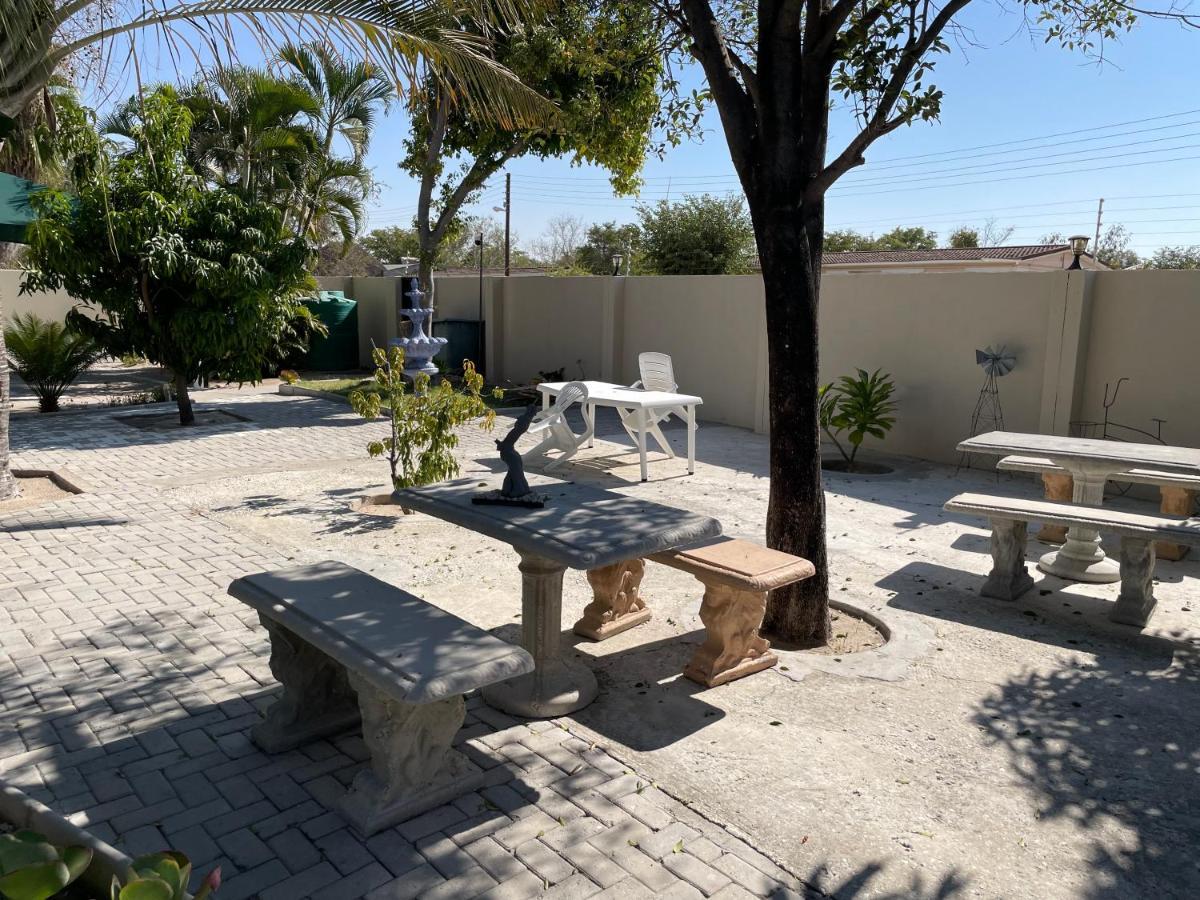Отель Ry Courtyard Oshakati Экстерьер фото